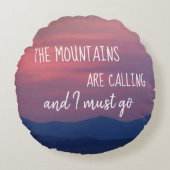 日没の背景が付いている山のテーマの枕 ラウンドクッション (正面)