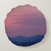 日没の背景が付いている山のテーマの枕 ラウンドクッション (裏面)