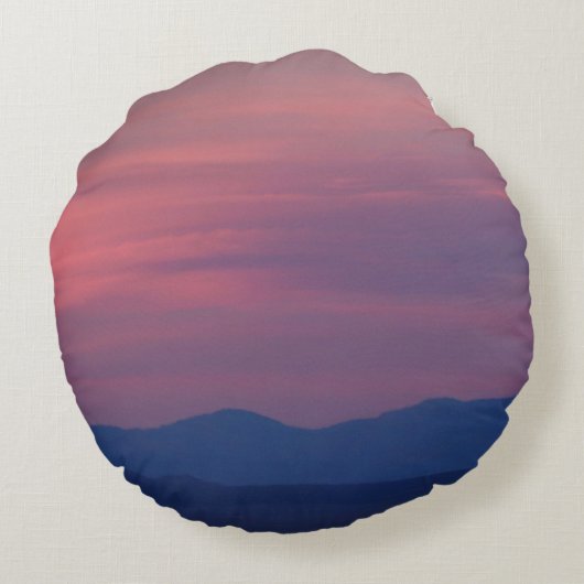 日没の背景が付いている山のテーマの枕 ラウンドクッション (裏面)