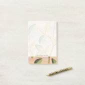 日没の背景に葉緑と黄色の ポストイット (デスク上)