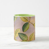 日没の背景に葉緑と黄色の マグカップ (中央)