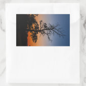 日没の背景の木 長方形シール (バッグ)