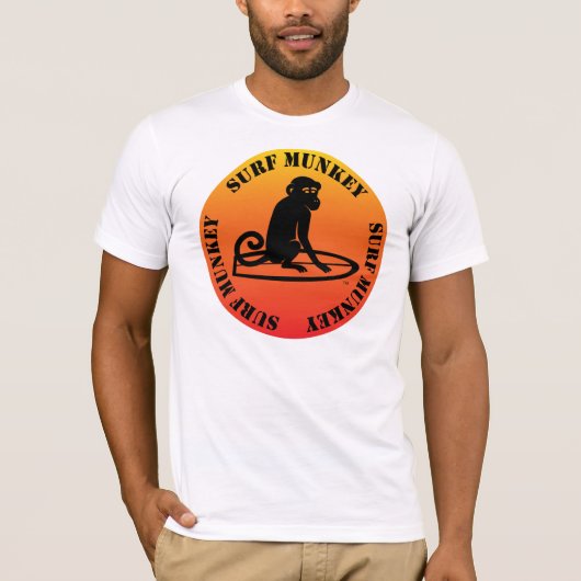 日没の背景の波のMunkeyのロゴ Tシャツ (正面)