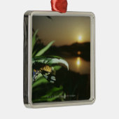 日没の葉の蝶のクローズアップ メタルオーナメント (右)