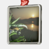 日没の葉の蝶のクローズアップ メタルオーナメント (左)