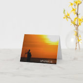 日没の誕生日の男女のシルエット カード (黄色い花)