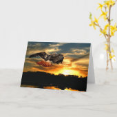 日没の赤によって後につかれるタカ カード (黄色い花)