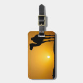 日没の野生のラクダのシルエット ラゲッジタグ (正面縦)