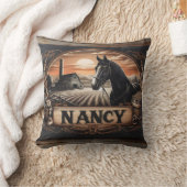 日没の銘板のある馬と農場の風景 クッション (ブランケット)