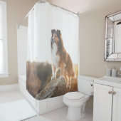 日没の間に聞かれる崖のprotectngのシェットランド・シープドッグ シャワーカーテン (インサイチュ)