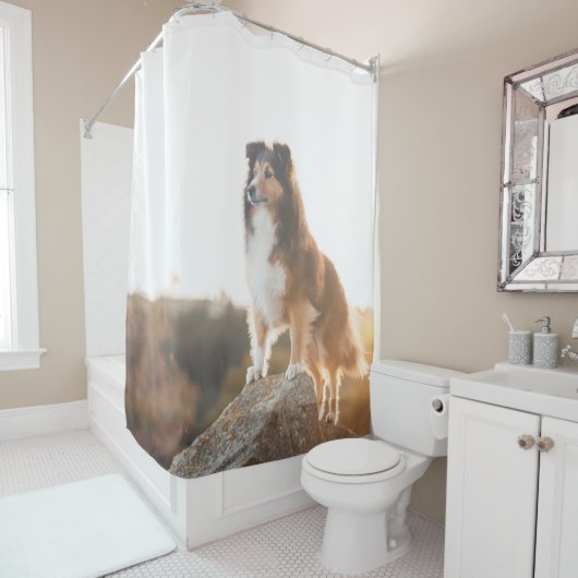 日没の間に聞かれる崖のprotectngのシェットランド・シープドッグ シャワーカーテン (インサイチュ)