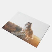 日没の間に聞かれる崖のprotectngのシェットランド・シープドッグ ドアマット (アングル)