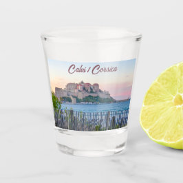 日没の間のフランスのコルシカ島のカルビ要塞 ショットグラス