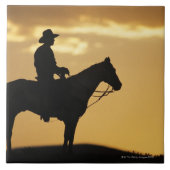 日没の馬上のカウボーイのシルエットまたは タイル (正面)