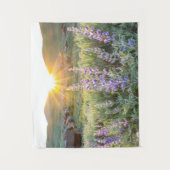 日没のBodieのゴーストタウンのLupines タペストリー (正面)