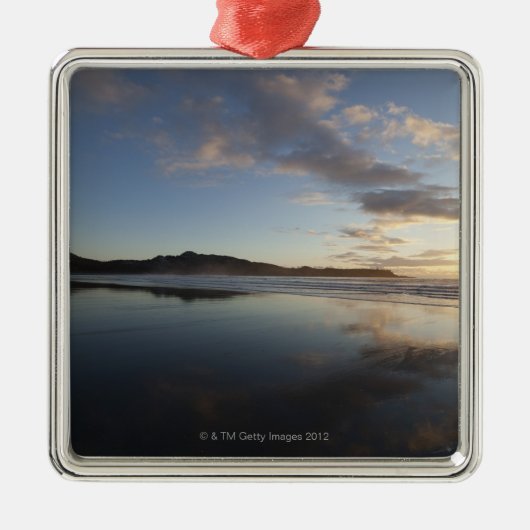 日没のChestermanのビーチ、Tofino、バンクーバー メタルオーナメント (正面)