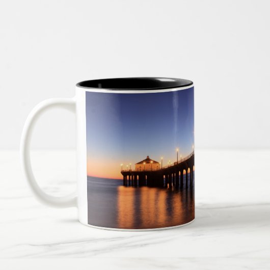日没のManhattan Beach桟橋、カリフォルニア ツートーンマグカップ (左)