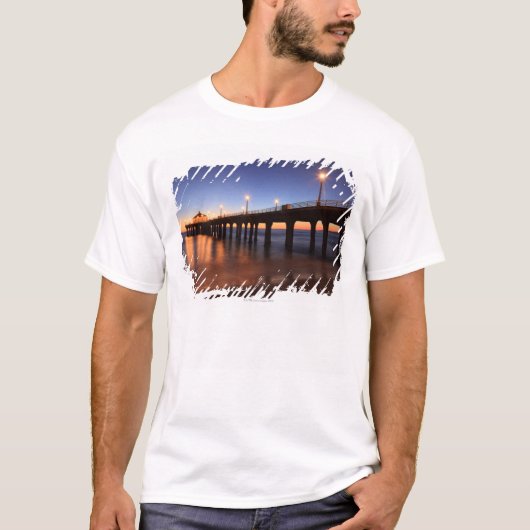 日没のManhattan Beach桟橋、カリフォルニア Tシャツ (正面)