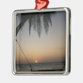 日没のSilhuettedの空のハンモック メタルオーナメント (左)