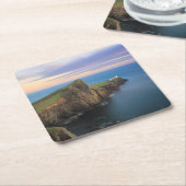 日没のSkyeのNeistポイント灯台 スクエアペーパーコースター (アングル)