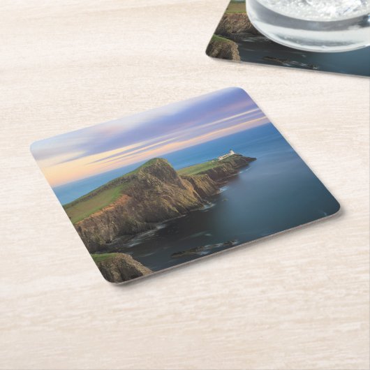 日没のSkyeのNeistポイント灯台 スクエアペーパーコースター (アングル)