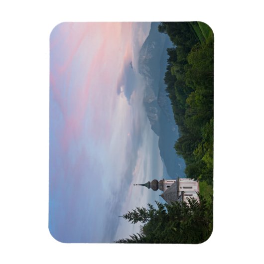 日没アルプス山脈を持つ教会 マグネット (縦)