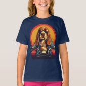 日没クールのバスセットハウンドバイクもしくは自転車に乗る人 Tシャツ (正面)