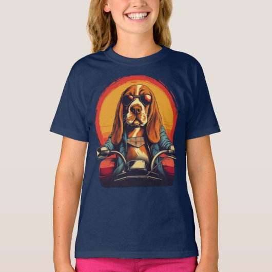 日没クールのバスセットハウンドバイクもしくは自転車に乗る人 Tシャツ (正面)