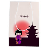 日没日本ののお寺のこけし人形 ミディアムペーパーバッグ (裏面)