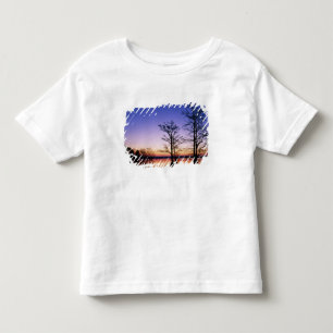 日没時にシルエットとなったヌマスギの木々、 トドラーTシャツ