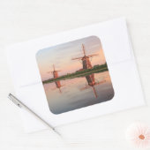 日没時に反射する2つの風車 スクエアシール (封筒)