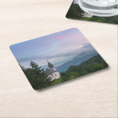 日没時のアルプス山を持つ教会 スクエアペーパーコースター (アングル)