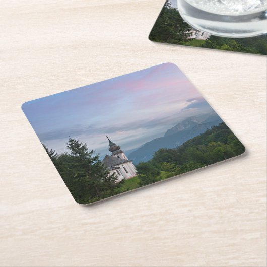 日没時のアルプス山を持つ教会 スクエアペーパーコースター (アングル)
