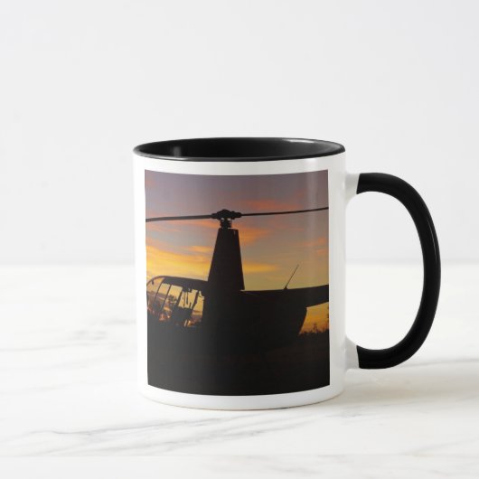 日没時のロビンソンR44ヘリコプター マグカップ (右)