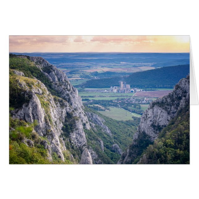 日没時の峡谷 (正面横)