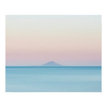 日没時の水平線の島のシルエット