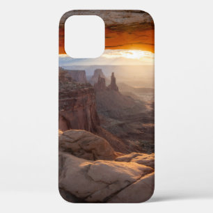 日没時の茶色の岩山 iPhone 12ケース