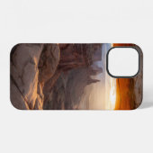 日没時の茶色の岩山 iPhoneケース (裏面横)