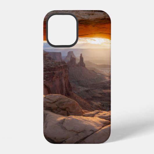 日没時の茶色の岩山 iPhoneケース (裏面)