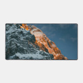 日没白熱［赤熱］光を放つ山 デスクマット (正面)