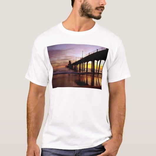 日没、ハンチングトンビーチの干潮の反射 Tシャツ (正面)