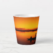 日没、ボートのシルエット–16497 カフェラテマグ (正面)