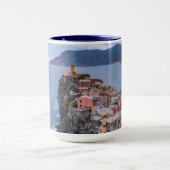 日没| Vernazza、Cinque Terre、イタリアの直後 マグカップ (中央)