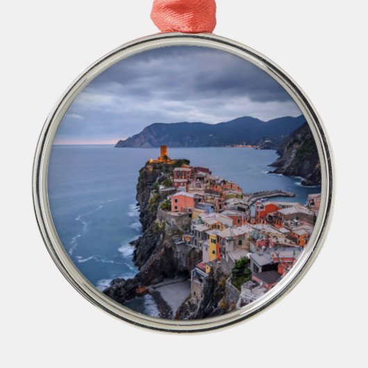 日没| Vernazza、Cinque Terre、イタリアの直後 メタルオーナメント (正面)