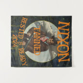 日焼けして休息し準備完了 ニクソン 2024 大統領 タペストリー (正面(横))