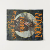 日焼けして休息をとり準備万端 ニクソン 2024 大統領 タペストリー (正面(横))