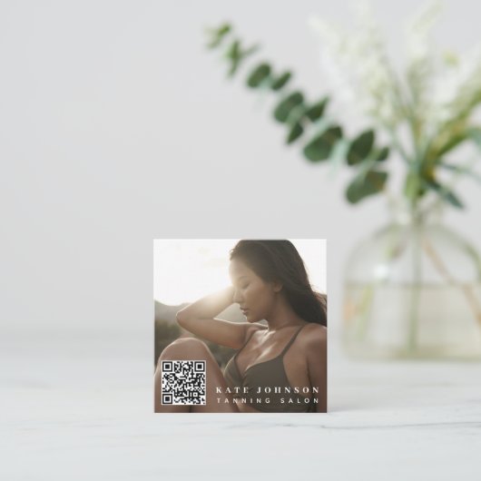 日焼けサロンミニマル写真QRコードソーシャルメディア スクエア名刺 (スタンド正面)