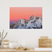 日白熱［赤熱］光を放つの入った空と雪の山 ポスター (キッチン)