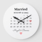 日結婚した付パーソナライズされた式 ラージ壁時計 (正面)