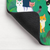 日陰の森の中での猫の集まり マウスパッド (コーナー)